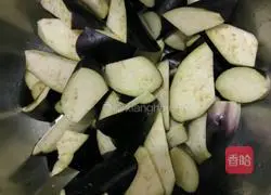 Illustration of how to make fried eggplant with meat 1