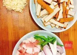 Illustration of how to make fried onions and dried beans 1