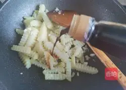 Illustration of how to make spicy cumin potato chips 10