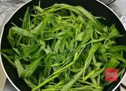 Illustration of how to make stir-fried water spinach 3