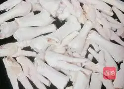 Illustration of how to make pickled pepper chicken feet 3