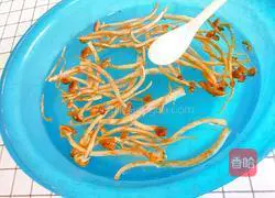 Illustration of how to stir-fry green beans with tea tree mushrooms 6