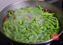 Illustration of how to make spicy boiled edamame 8