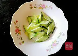 Illustration of how to make cucumber mixed with enoki mushrooms 3
