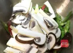 Sichuan style - Illustration of how to make stir-fried porcini mushrooms 6