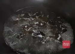Illustration of how to make fried lily with black fungus 1