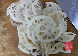Illustration of how to make lotus root slices 1