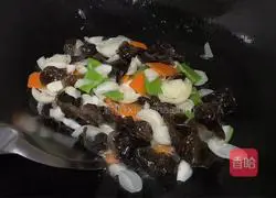Illustration of how to stir-fry lily with black fungus 6