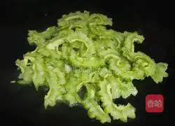 How to stir-fry bitter melon Illustration 2