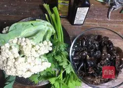 Illustration of how to make fried cauliflower with fungus 1