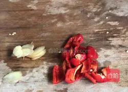 Illustration of how to stir-fry green pepper and loofah 4