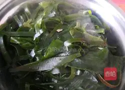 Illustration of how to make cold vegetable kelp shreds 4