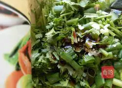 Illustration of how to make preserved eggs mixed with bitter chrysanthemums 5