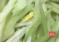 Illustration of how to stir-fry cashews with celery and lily 1