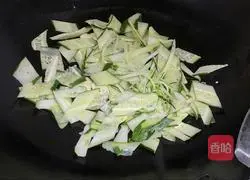 Illustration of how to make cucumber mushrooms in clear soup 3