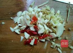 Illustration of how to make hand-shred cabbage 4