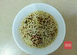 Illustration of how to make colorful enoki mushroom rolls 9