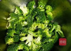 Illustration of how to make stir-fried broccoli 2