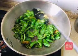 Illustration of how to cook green peppers with black bean sauce 6