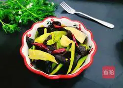 Illustration of how to stir-fry celery and fungus 19