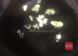 Illustration of how to make fried potato slices with green pepper 5
