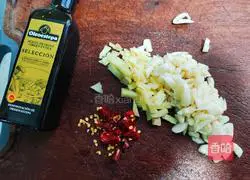 Illustration of how to make lettuce sticks with juice 3