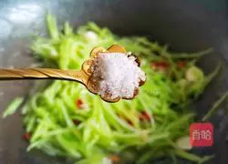 Illustration of Refreshing and Delicious Stir-fried Shredded Lettuce 7