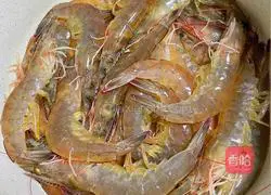 Illustration of how to make raw pickled shrimp 1