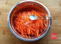 Illustration of how to make steamed carrot shreds 3