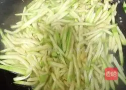 Illustration of how to make zucchini and fried shredded beans 5