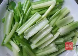 Illustration of how to mix celery with peanuts 3