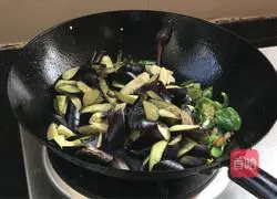 Illustration of the original method of stir-frying eggplant with green pepper 7