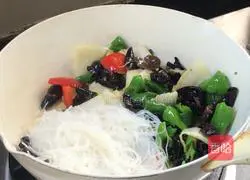 Illustration of how to stir-fry vermicelli with fungus 14