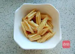 How to stir-fry celery and yuba Illustration 2