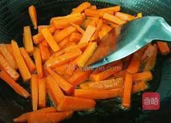 Illustration of how to make fried carrots and beans 8