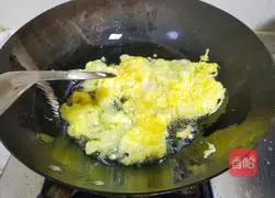 Illustration of how to make scrambled eggs with luffa 3