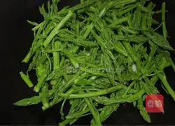 Illustration of how to make stir-fried asparagus tips 5