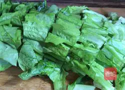 Illustration of how to make wolfberry lettuce leaves 1