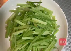 Illustration of how to make spicy gluten-fried celery 3