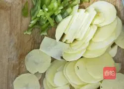 Illustration of how to stir-fry potato slices with hot peppers 2