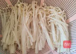 Illustration of how to make fried enoki mushrooms 1