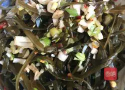 Illustration of how to make cold kelp shreds 3