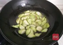 Illustration of how to stir-fry luffa vermicelli 9