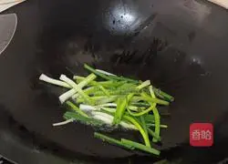 Illustration of how to stir-fry mung bean sprouts 2