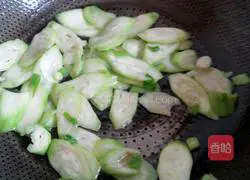 Illustration of how to make fried tofu with luffa 6