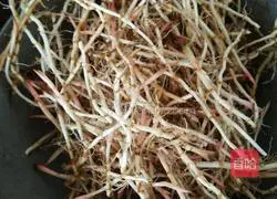 Illustration of how to make the earth-flavored cold folded ear root 1