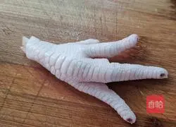 Illustration of how to make spicy and sour boneless chicken feet 2