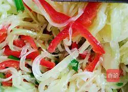 Illustration of how to make shredded lettuce with scallion oil 8
