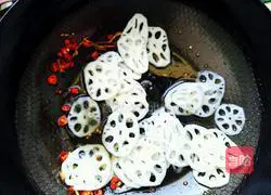Illustration of how to make spicy and sour lotus root slices 10