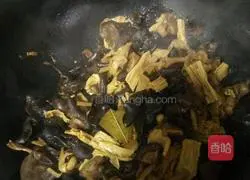 Illustration of how to stew the four treasures (mushrooms, fungus, yellow flowers and yuba) 9